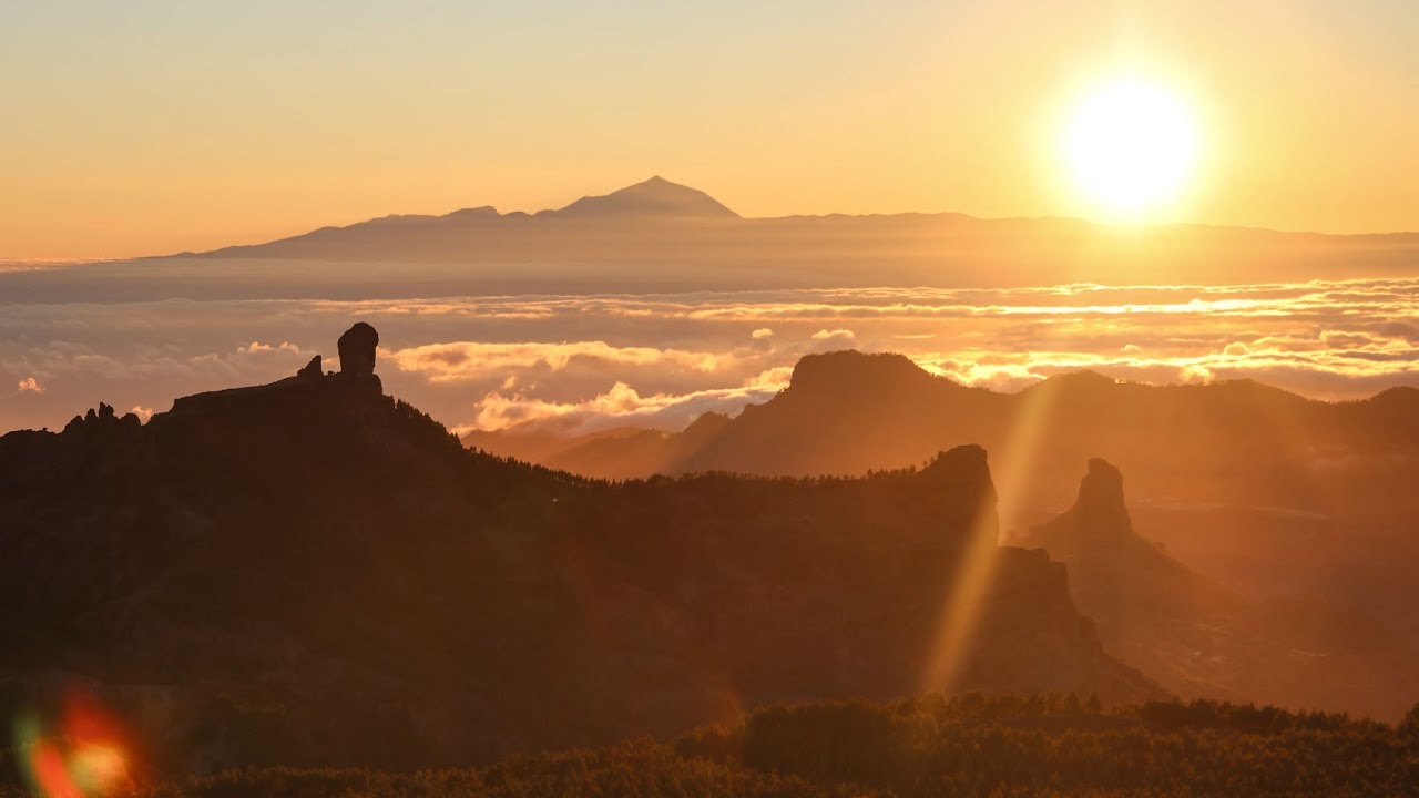 Hermosa costa de Tenerife con montañas y océano